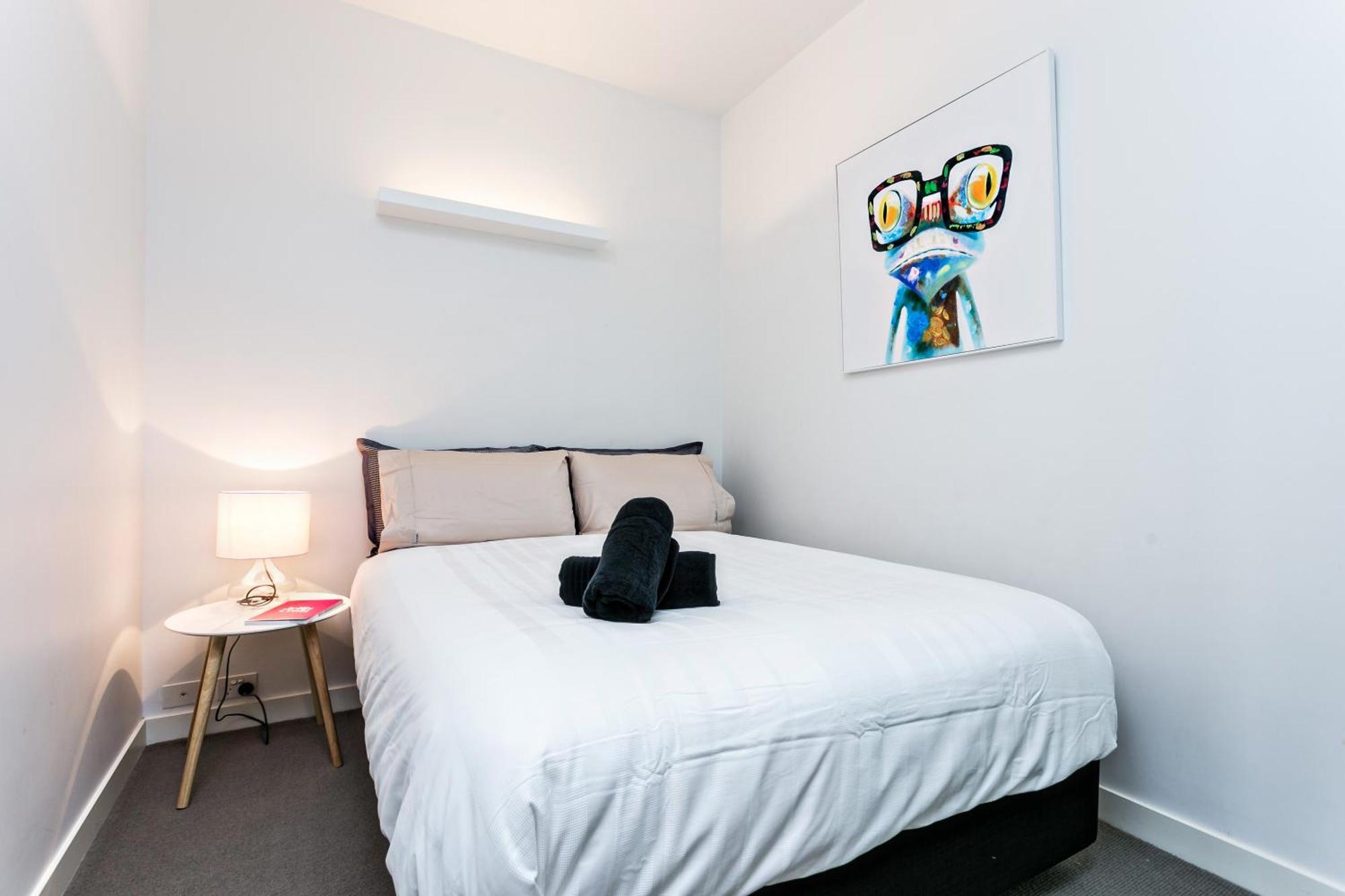 Complete Host Leopold Apartments Мельбурн Номер фото